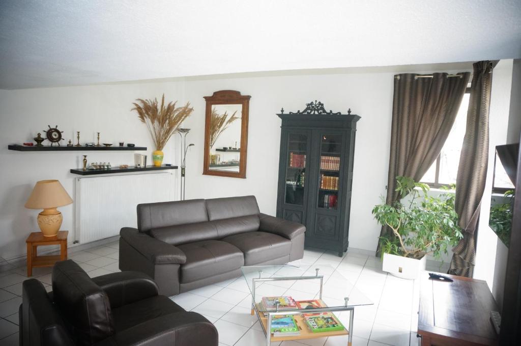 un salon avec un canapé et une table dans l'établissement LaCour, à Nîmes