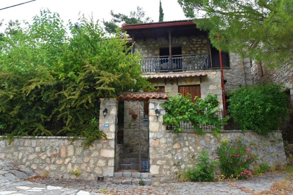 Marioláta的住宿－Mariolata Vintage Stone Villa - 4 Season Escape，石墙上带阳台的石头房子