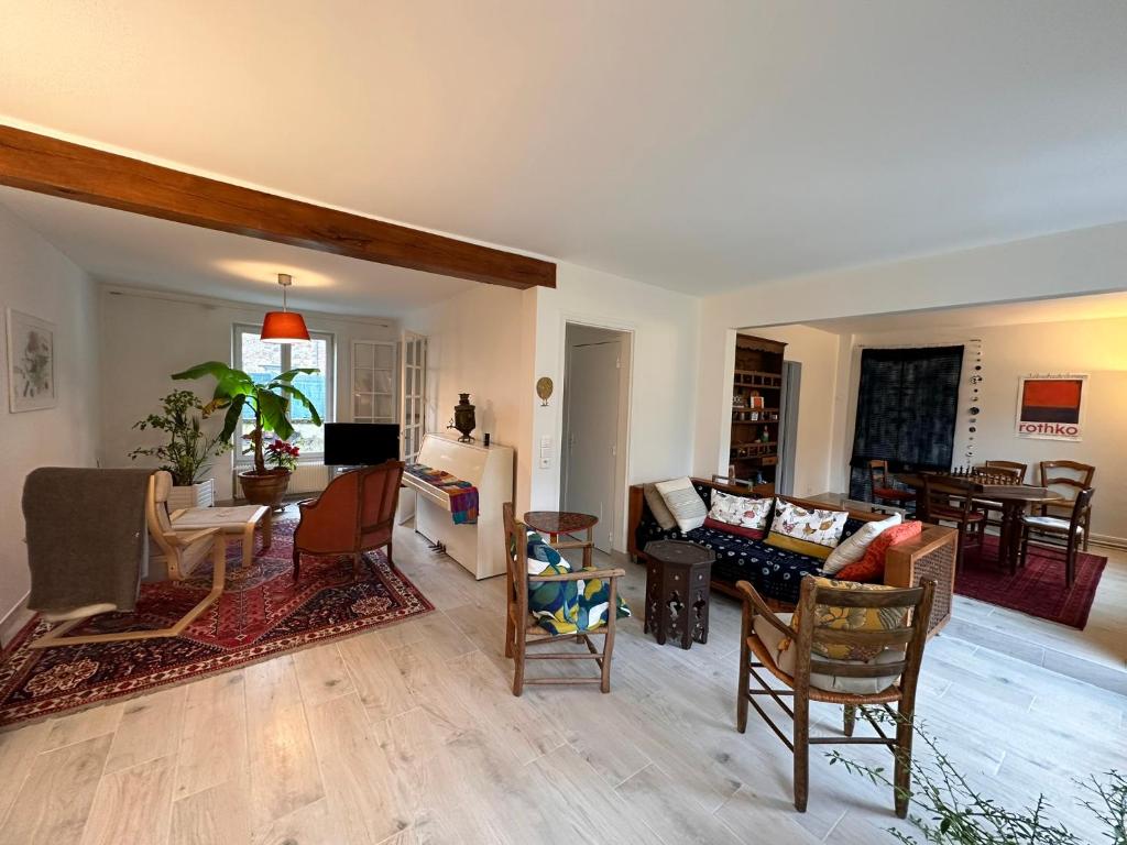 un salon avec un canapé et une table dans l'établissement *Countryside in town * Close to Paris*, à Chaville