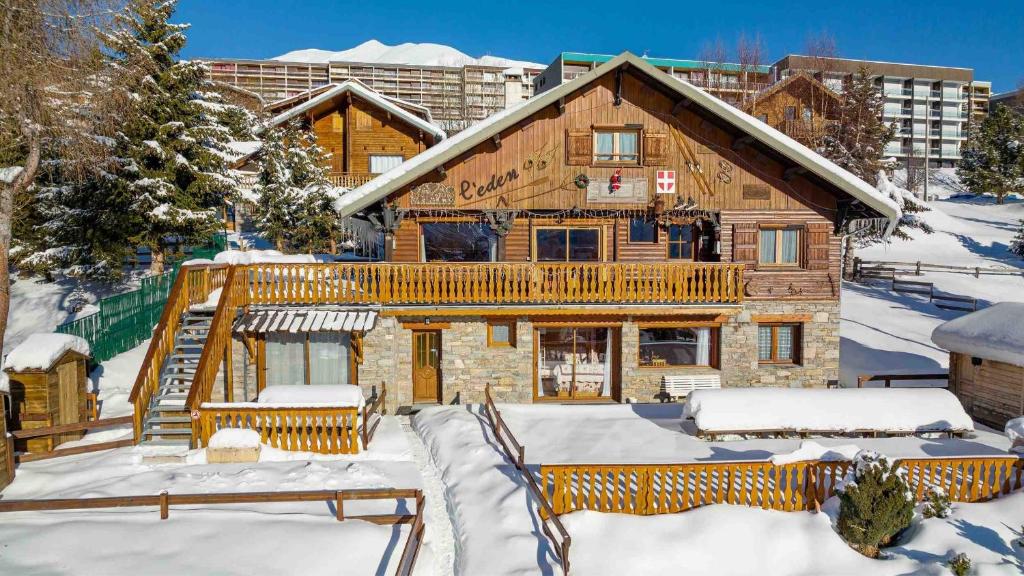 a log home in the snow with snow covered yard at Appartement rdc - Chalet individuel in La Toussuire