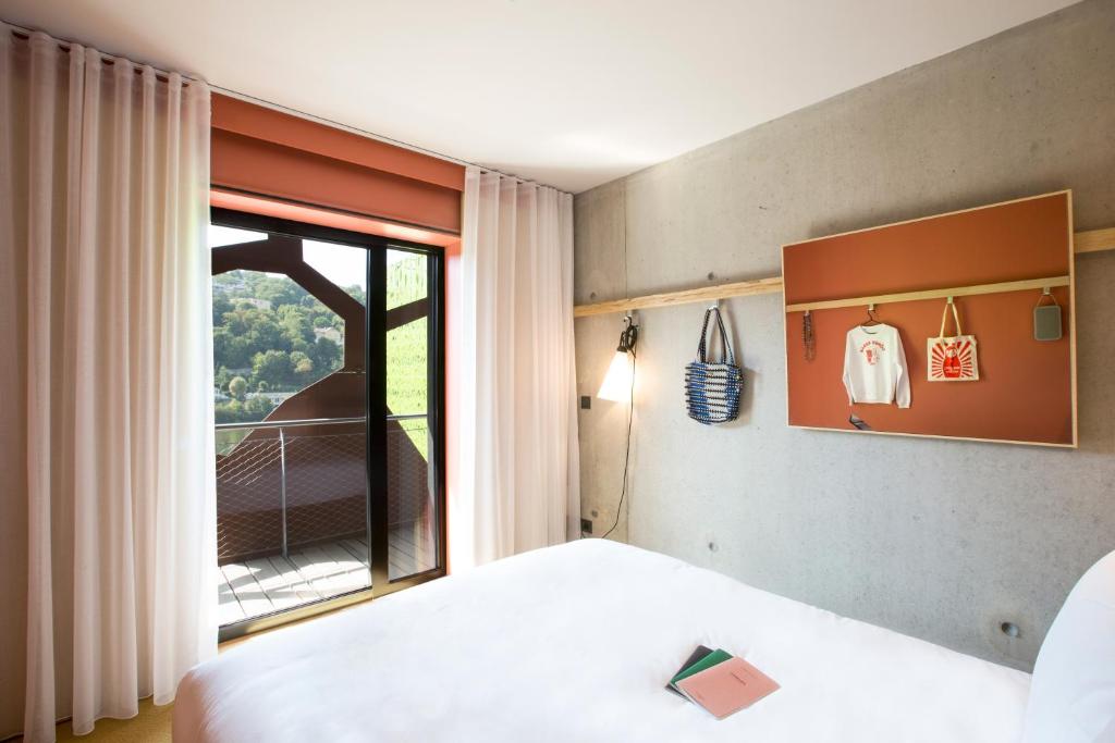 Postel nebo postele na pokoji v ubytování MOB HOTEL Lyon Confluence