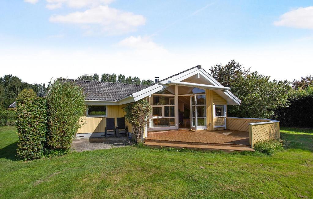 una pequeña casa con terraza en un patio en Gorgeous Home In Tisvildeleje With Wifi en Tisvildeleje