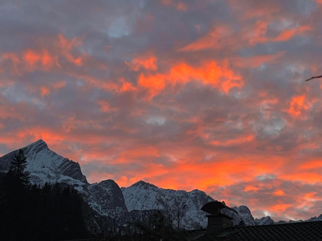 a sunset with a mountain in the background at Ferienwohnung Theresia in Garmisch-Partenkirchen