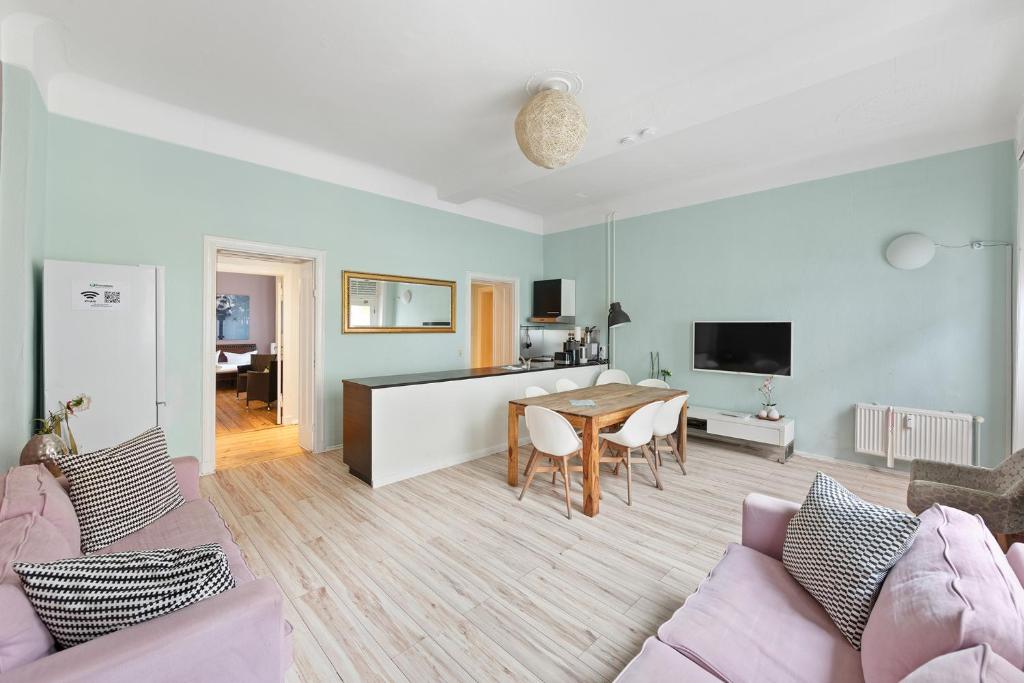 ein Wohnzimmer mit einem Sofa und einem Tisch in der Unterkunft primeflats - Apartment Kattegat Berlin-Wedding in Berlin