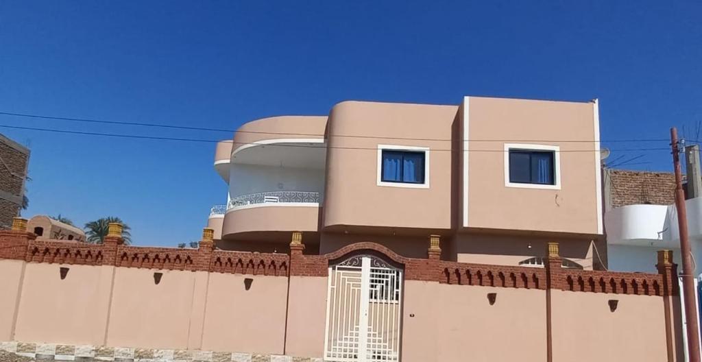 un bâtiment avec une porte en haut dans l'établissement Villa Joseph, à Al Aqālitah