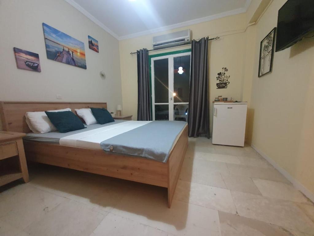 een slaapkamer met een groot bed en een raam bij Jimmy's Apartments in Moraitika
