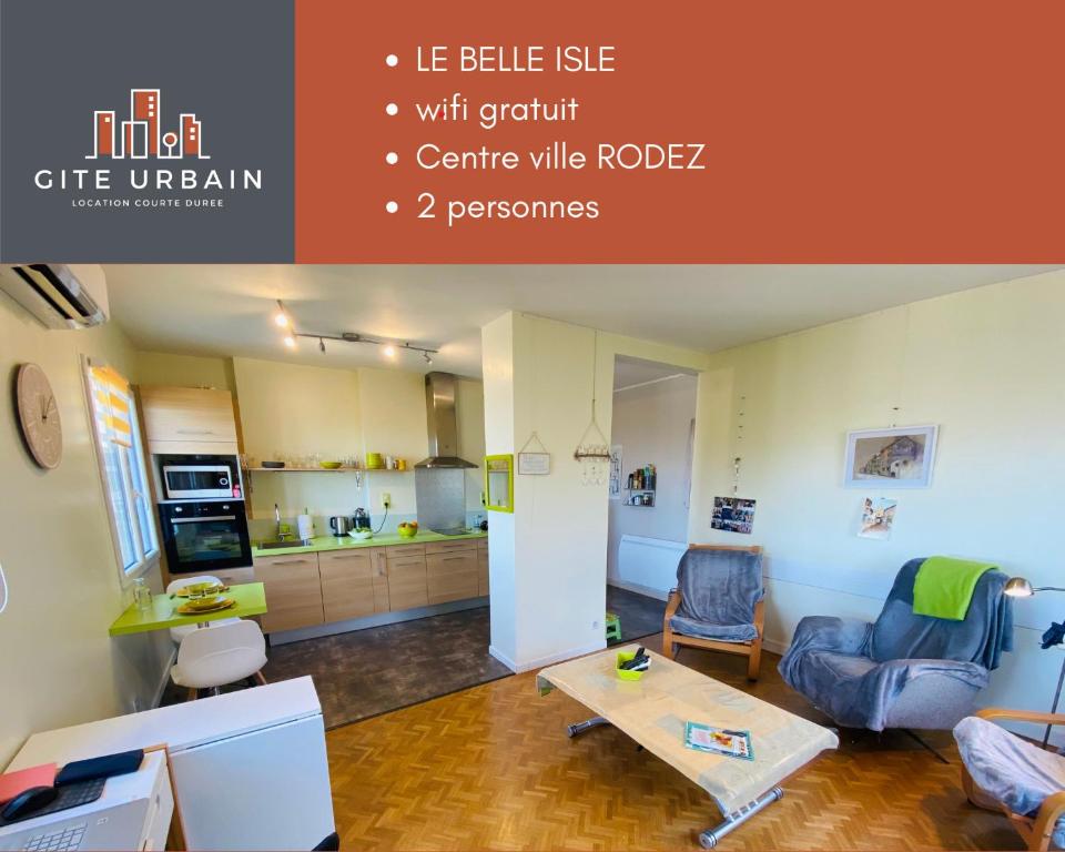 un salon avec un canapé et une table dans l'établissement Le Belle Isle, à Rodez