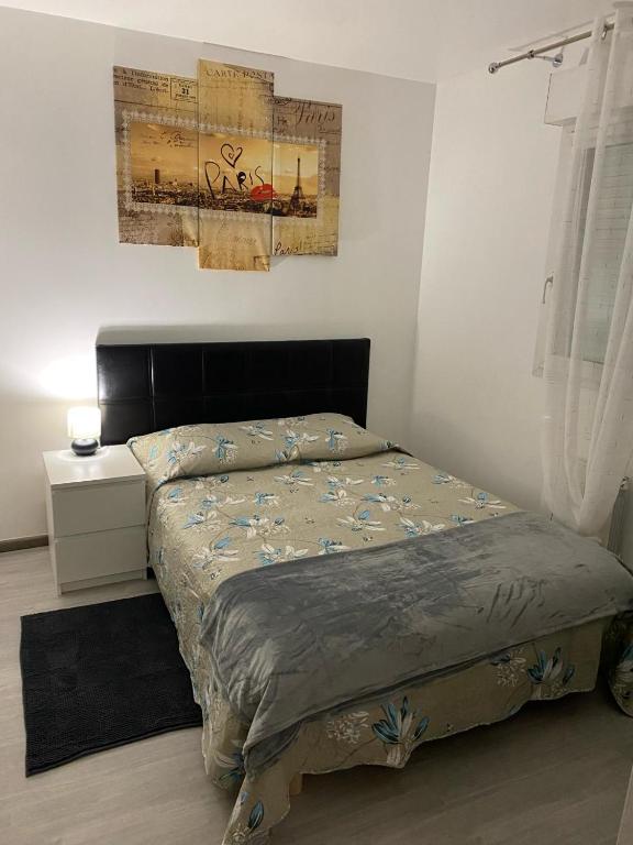 une chambre avec un lit dans une pièce dans l'établissement Logement entier, à Savigny-sur-Orge