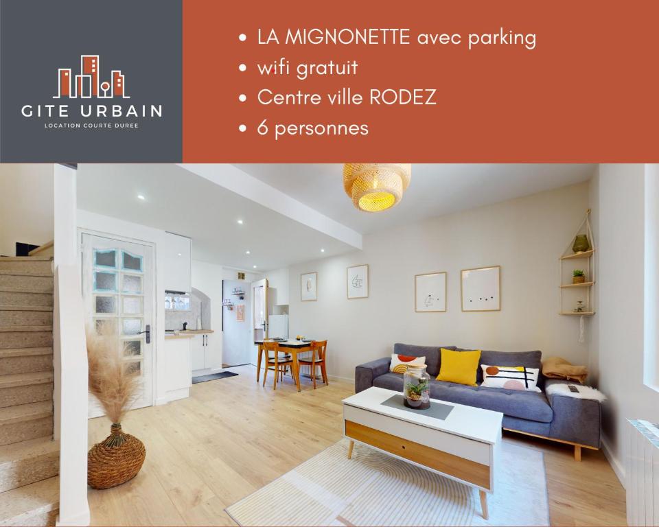 een woonkamer met een bank en een tafel bij La Mignonette in Rodez