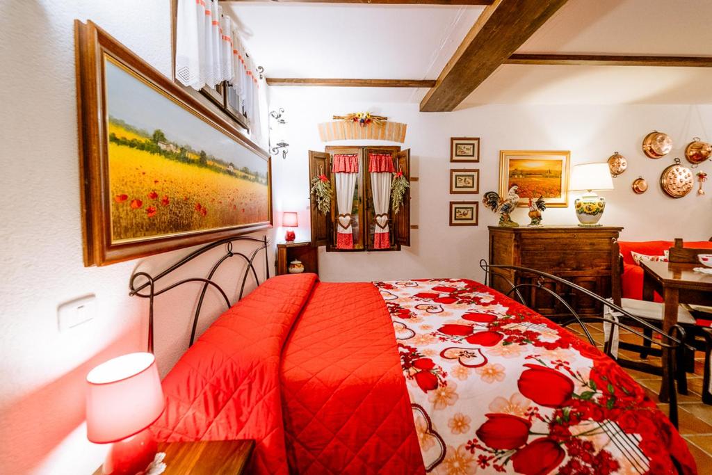 グロッセートにあるAppartamento Il Papavero Rossoの赤いベッド1台(赤い毛布付)が備わるベッドルーム1室が備わります。