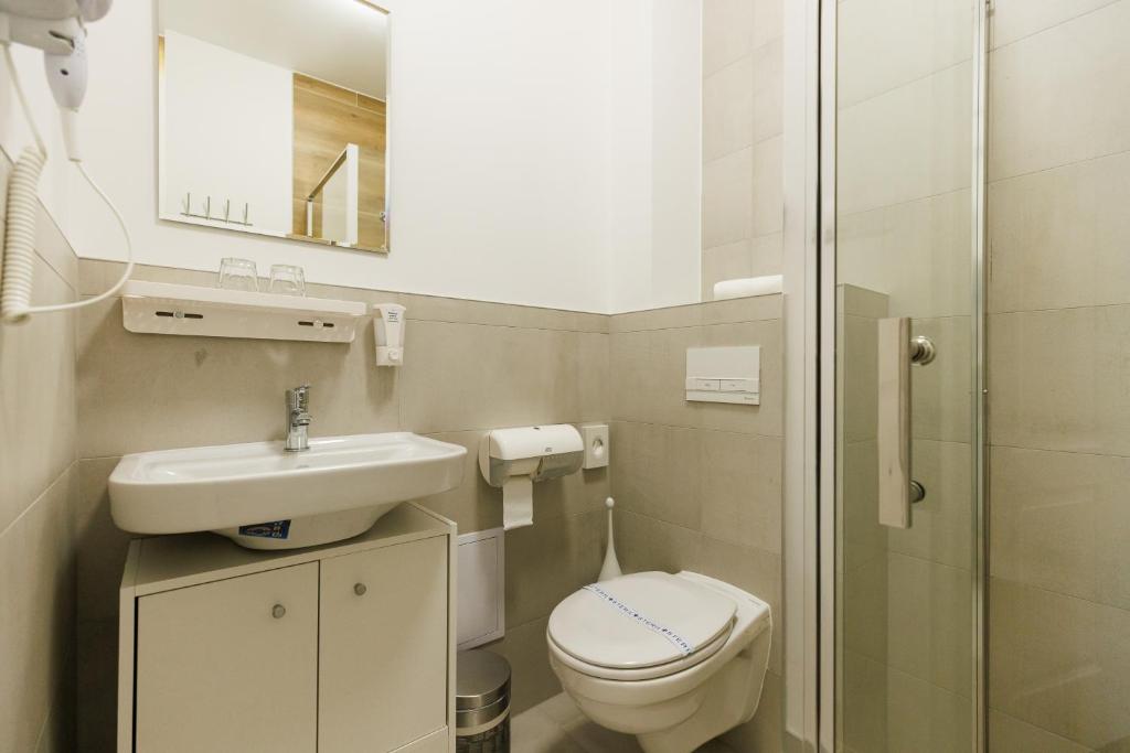 Koupelna v ubytování Safari Hotel