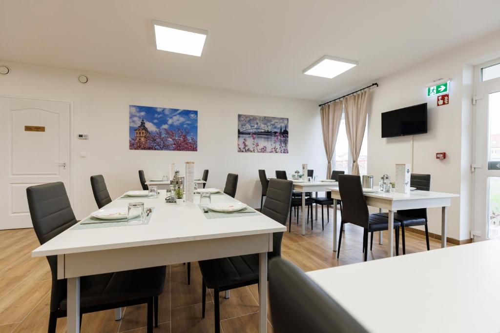 TV a/nebo společenská místnost v ubytování Safari Hotel