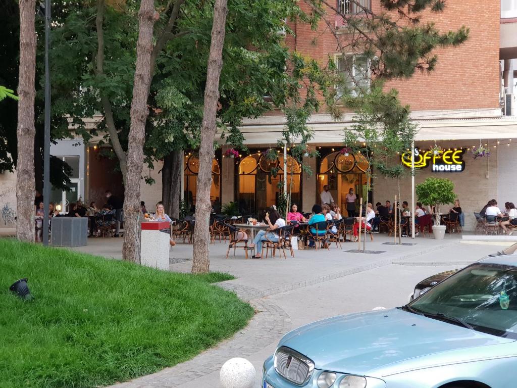 un coche azul estacionado frente a un restaurante en CERONAV CityCenter Galati, DISSCOUNT on Google!, en Galaţi