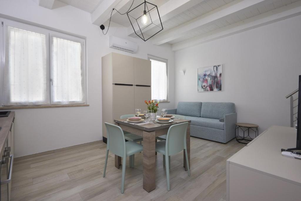 sala de estar con mesa y sofá en Nuovo Appartamento in Pieno Centro con WiFi E Clima, en Civitanova Marche