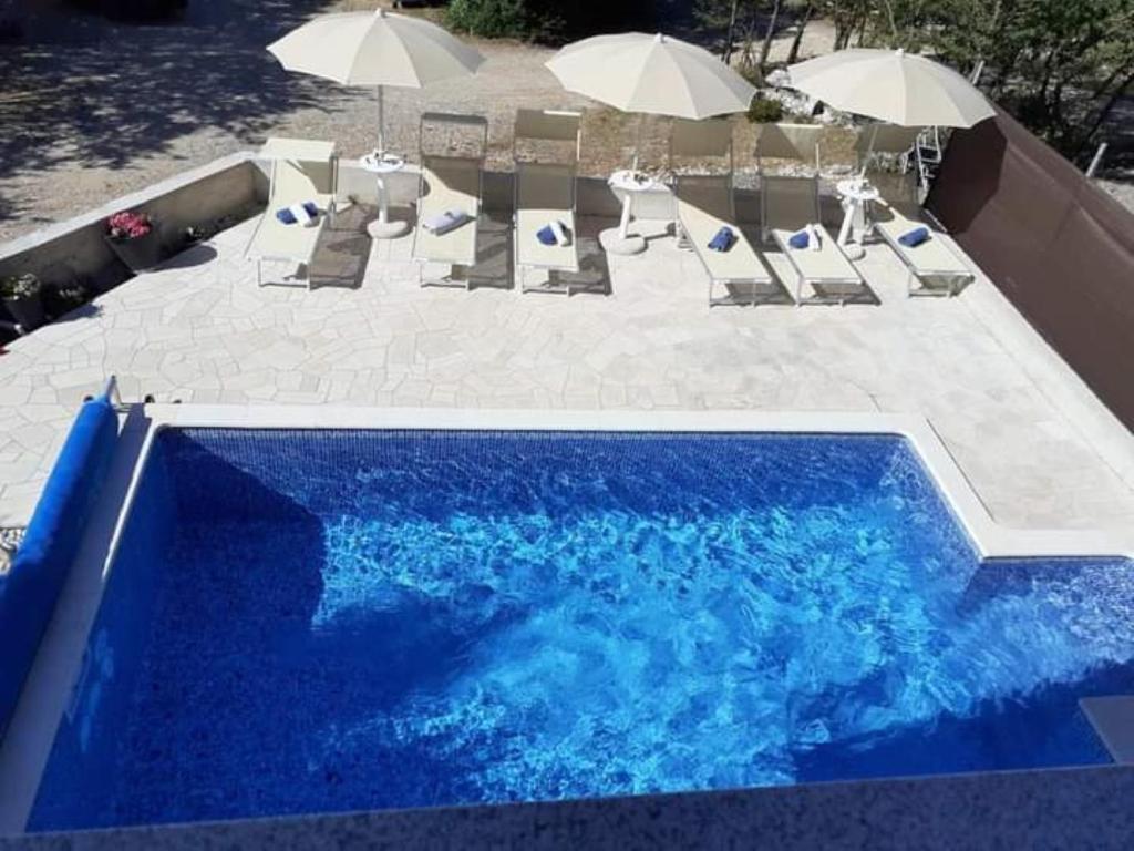Bazén v ubytování Holiday Home Petra nebo v jeho okolí