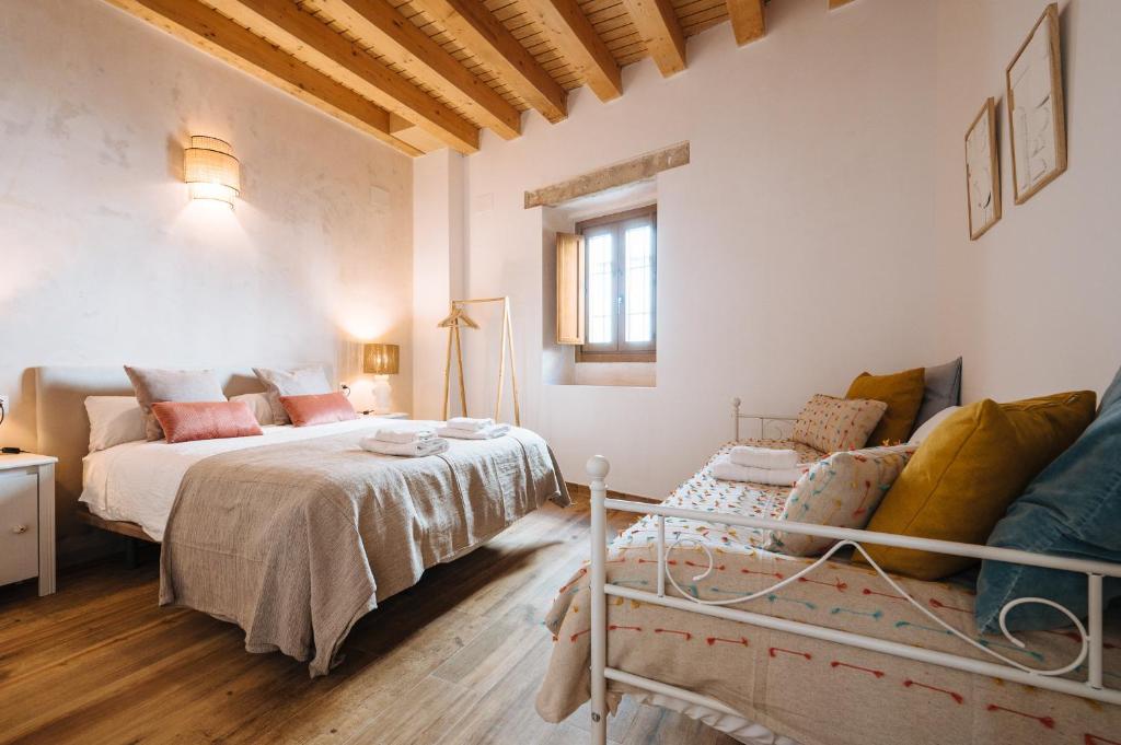 - une chambre avec un lit et un canapé dans l'établissement Preciosa Casa Renovada Centro Histórico 11 personas, à Séville