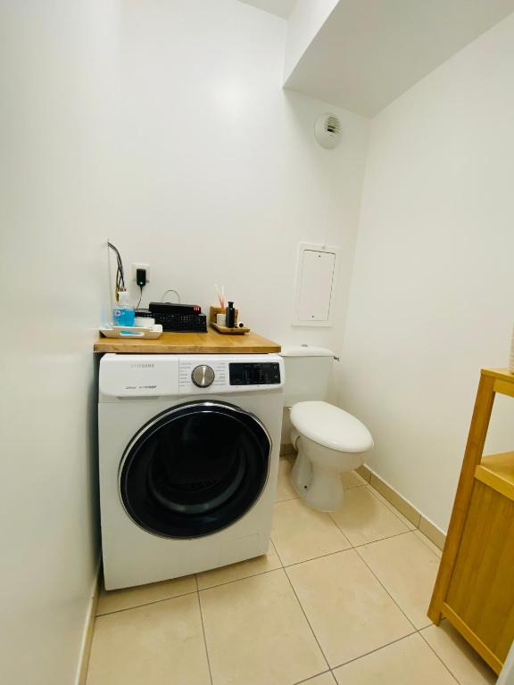 pralka w łazience z toaletą w obiekcie Charmant appartement 3 pièces proche RER & Disney w mieście Montévrain