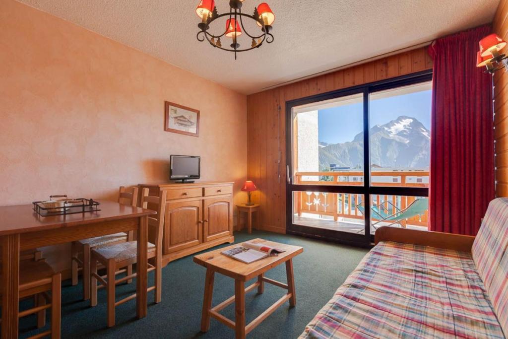 Zimmer mit einem Bett, einem Schreibtisch und einem Fenster in der Unterkunft Cabourg - 33 - Studio bonne expo - 4 pers in Les Deux Alpes