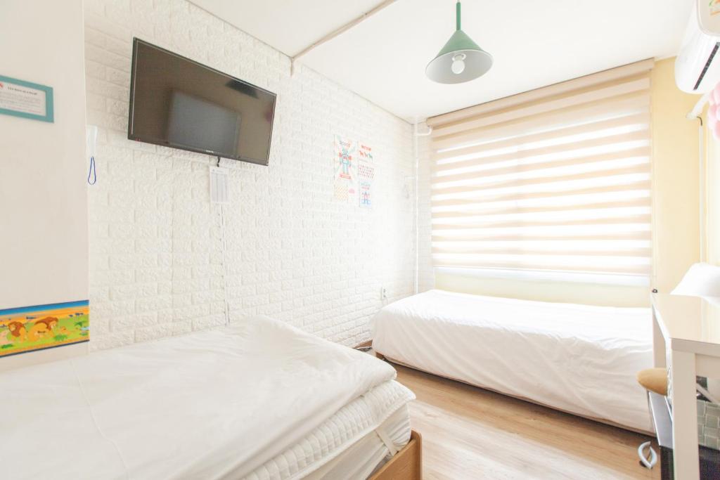 Hongdae Style Guesthouse - Habitación Doble Con Baño Privado Externo