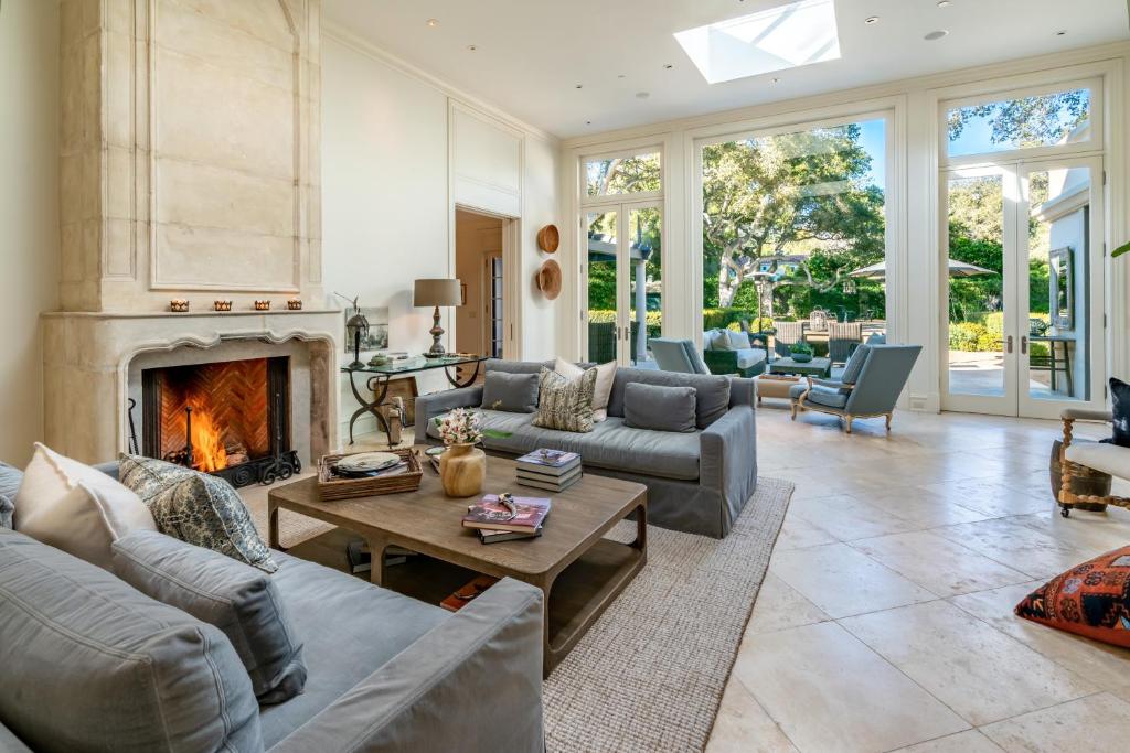 un soggiorno con divani e camino di Lavish Montecito Home with Hot Tub, Patio and Gardens! a Montecito