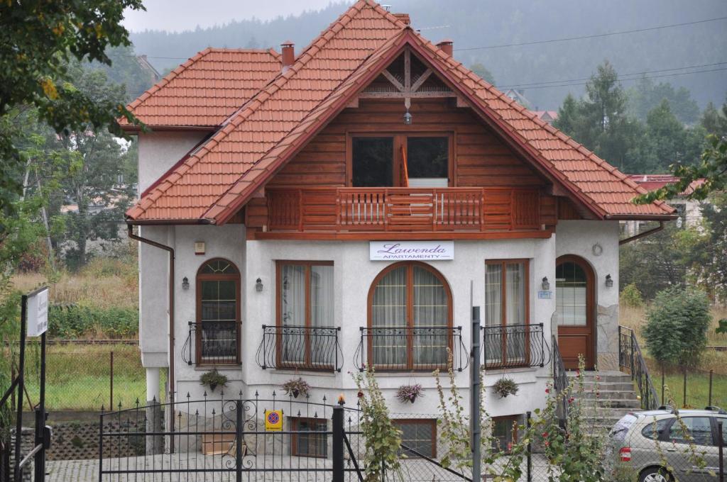 una casa con tetto rosso di Apartamenty Lawenda a Rabka-Zdrój