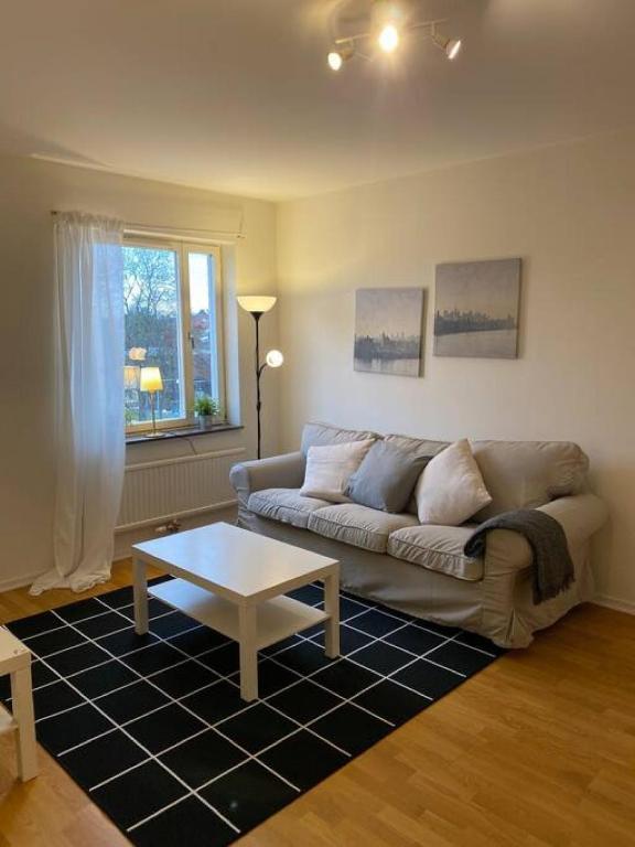 een woonkamer met een bank en een salontafel bij Great 1 bedroom flat on Lidingo in Kottla