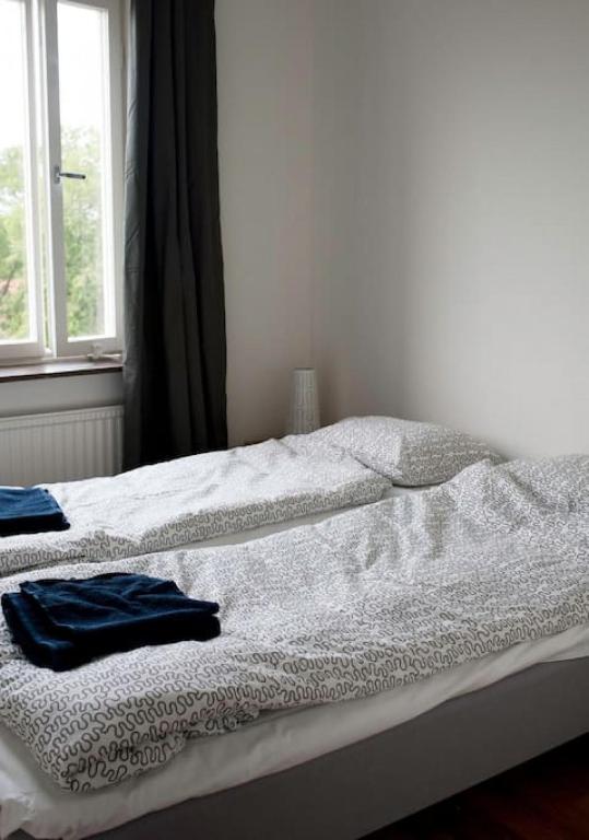 Säng eller sängar i ett rum på Open plan living in Larsberg, Lidingo