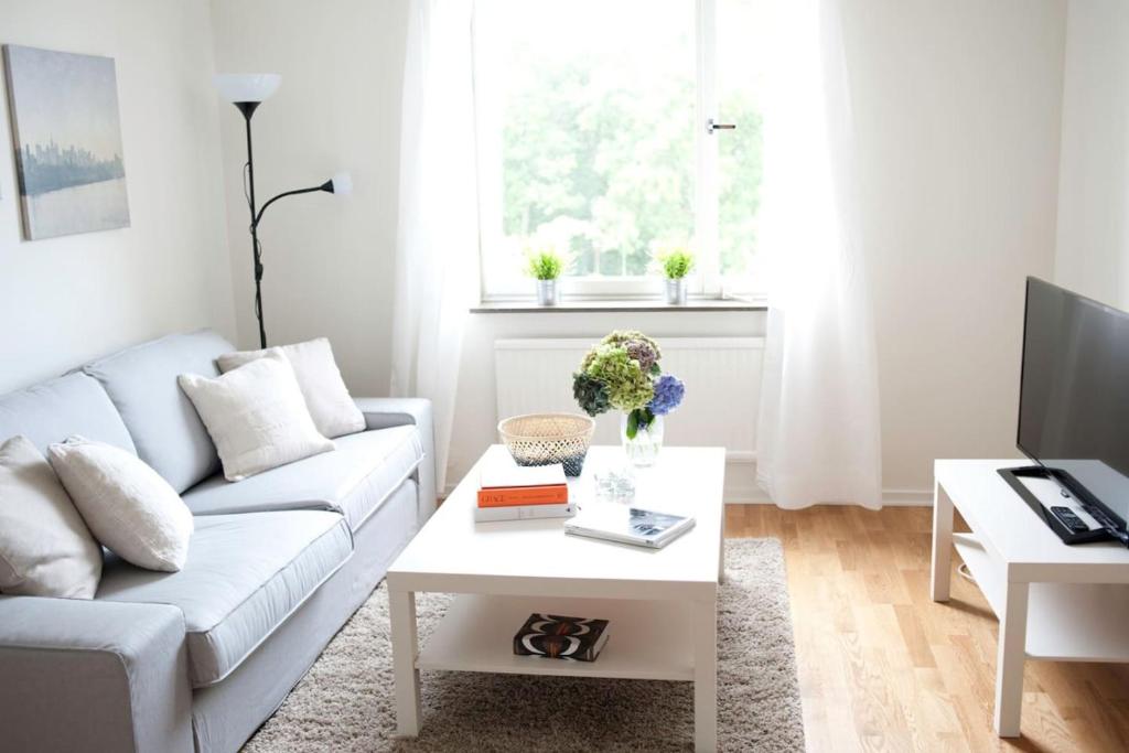 sala de estar con sofá blanco y mesa en Charming one bed room apartment en Kottla