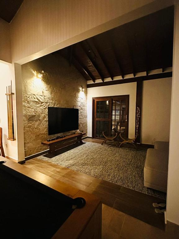 TV a/nebo společenská místnost v ubytování Casa Jambock (Cond. Parque da Estalagem)
