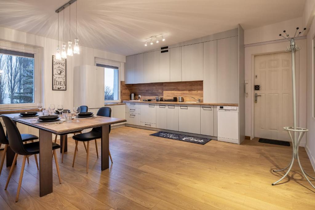 cocina con mesa y sillas en una habitación en 31 Gdynia Centrum - Apartament Mieszkanie dla 4 osób en Gdynia