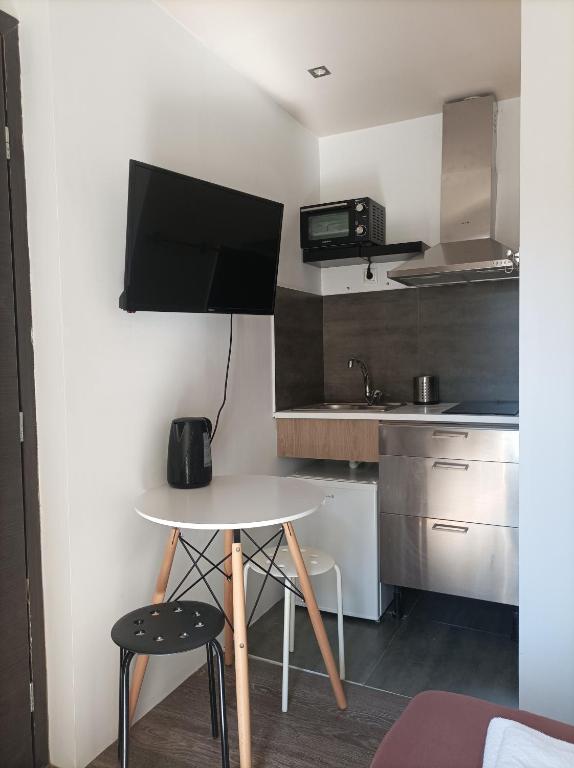 Myron Apartments - Apartment With Balcony