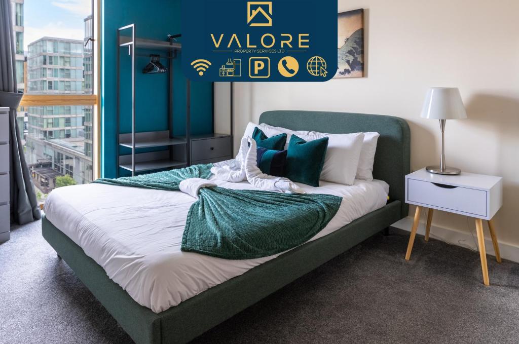 1 dormitorio con 1 cama con pared azul en Amazing view 2 bed, free parking By Valore Property Services en Milton Keynes
