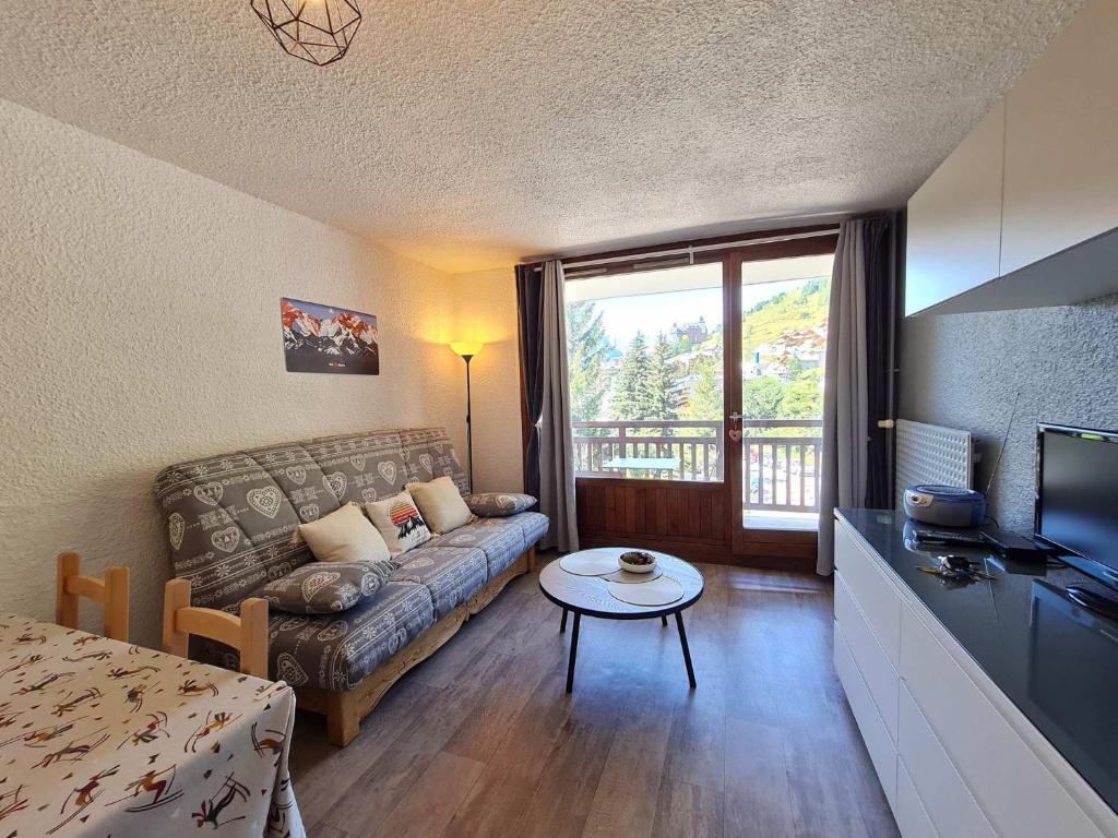 - un salon avec un canapé et une table dans l'établissement Meijotel - 208 - Studio renove - 4 pers, à Les Deux Alpes