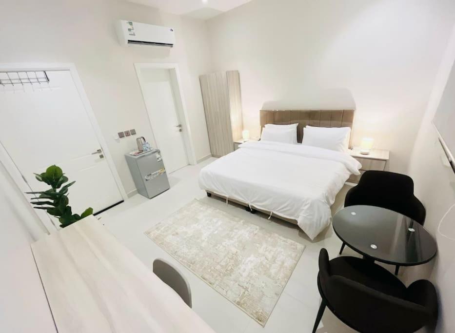 Un pat sau paturi într-o cameră la Madinah Valley Residency Room 8