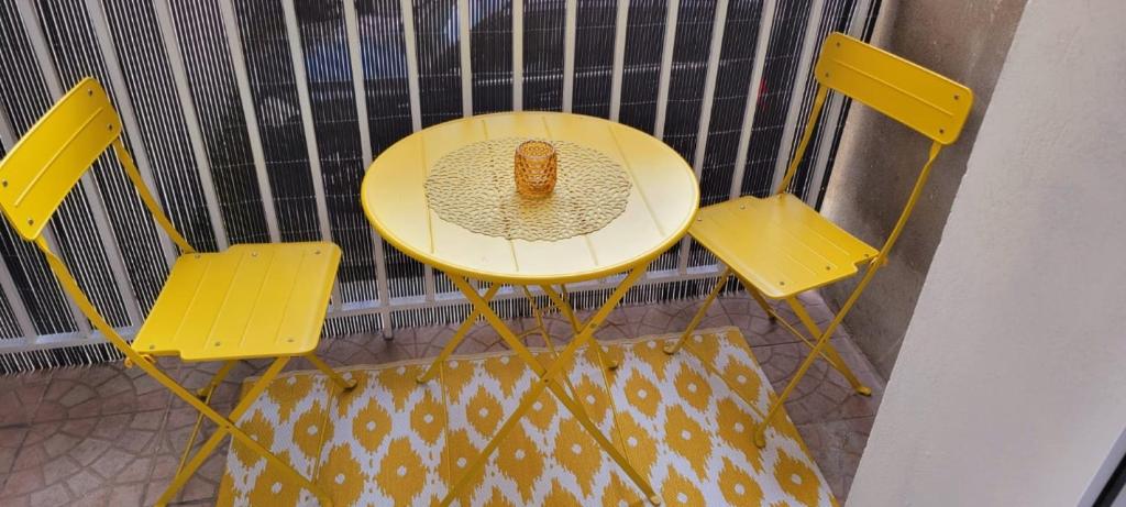 a table with two chairs and a table with a hat on it at Nid douillet entre Paris et Disney in Vaires-sur-Marne