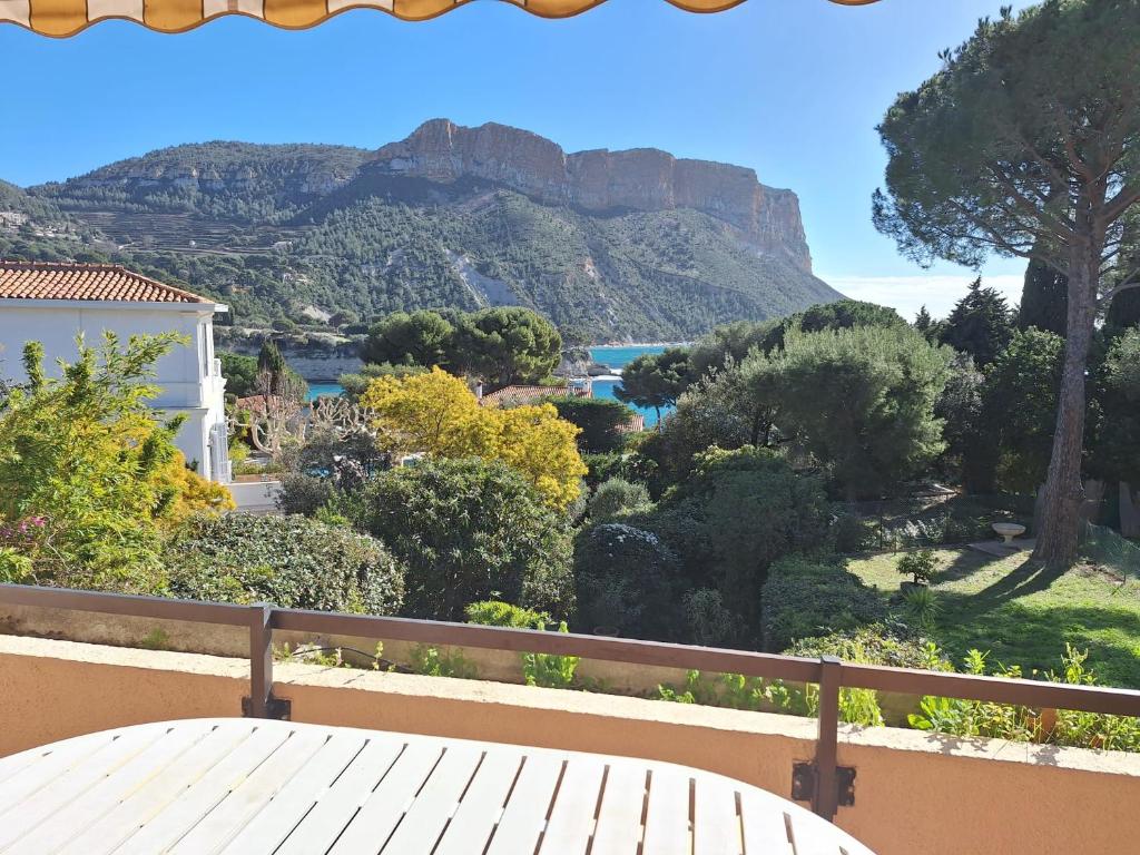 - une vue sur la montagne depuis le balcon d'une maison dans l'établissement Vue Exceptionnelle CASSIS, à Cassis
