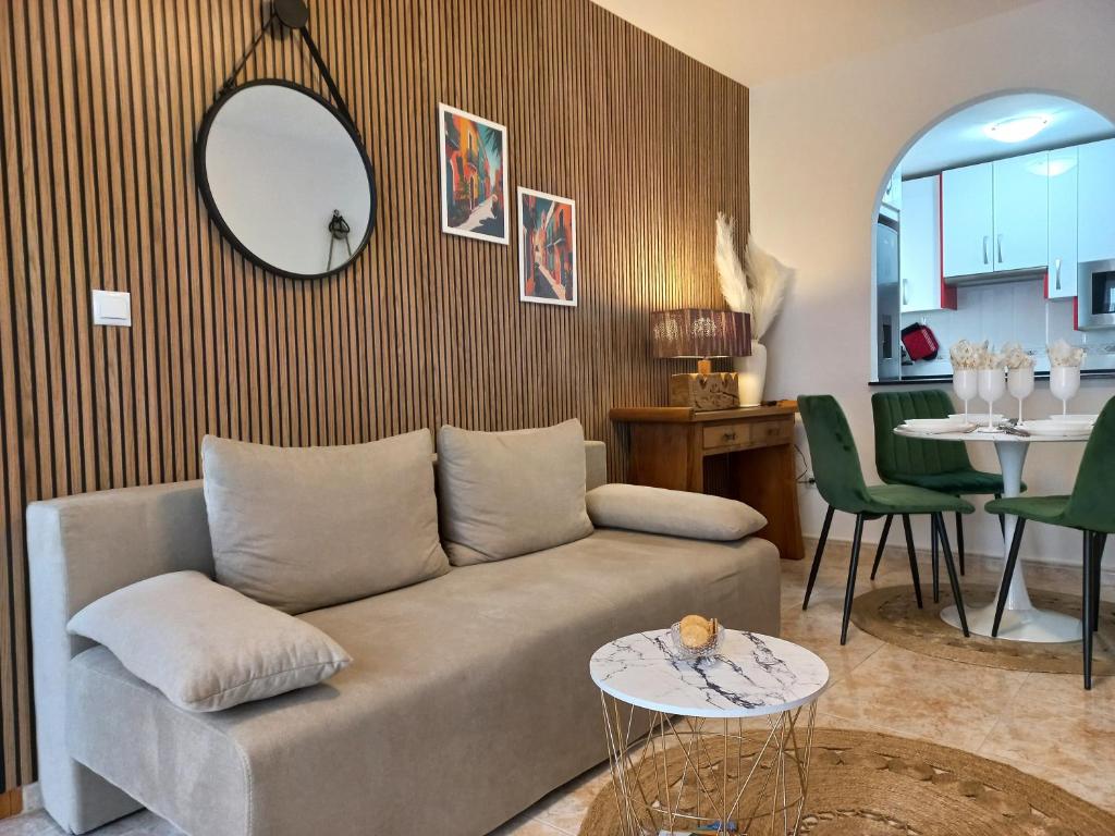 sala de estar con sofá y mesa en Hola Torrevieja en Torrevieja