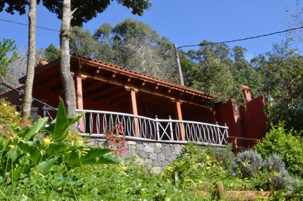 une maison dans les bois avec un balcon dans l'établissement Sombra del Laurel, à Valleseco