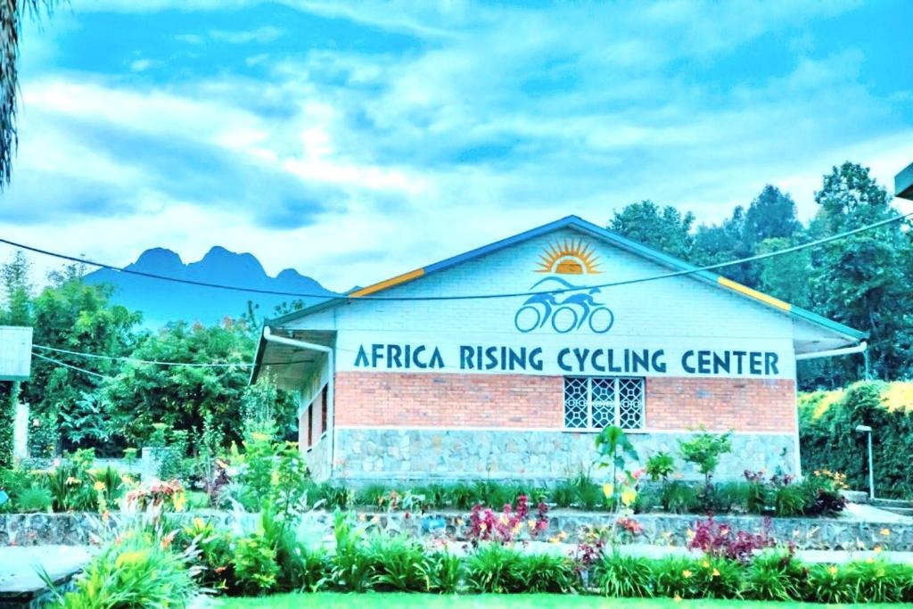 een gebouw met een fietsbord erop bij Africa Rising Cycling Center in Ruhengeri