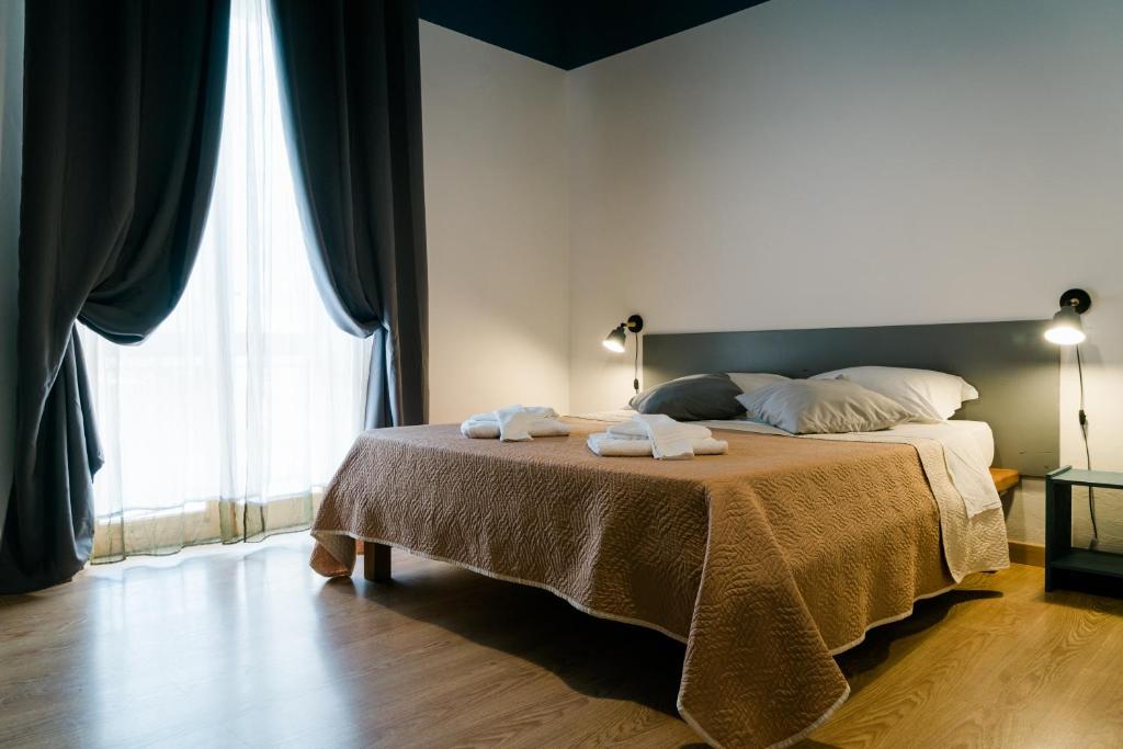 ein Schlafzimmer mit einem Bett mit zwei Handtüchern darauf in der Unterkunft Matlis in Alghero