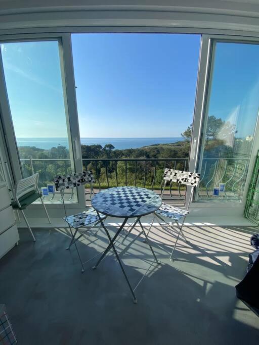 比達爾的住宿－Appartement vu sur mer Bidart，带窗户的客房内配有两把椅子和一张桌子