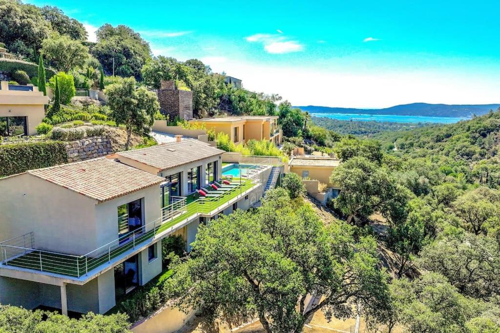 une vue aérienne d'une maison sur une colline avec des arbres dans l'établissement Villa prestige avec piscine et sa vue mer au calme, à Grimaud