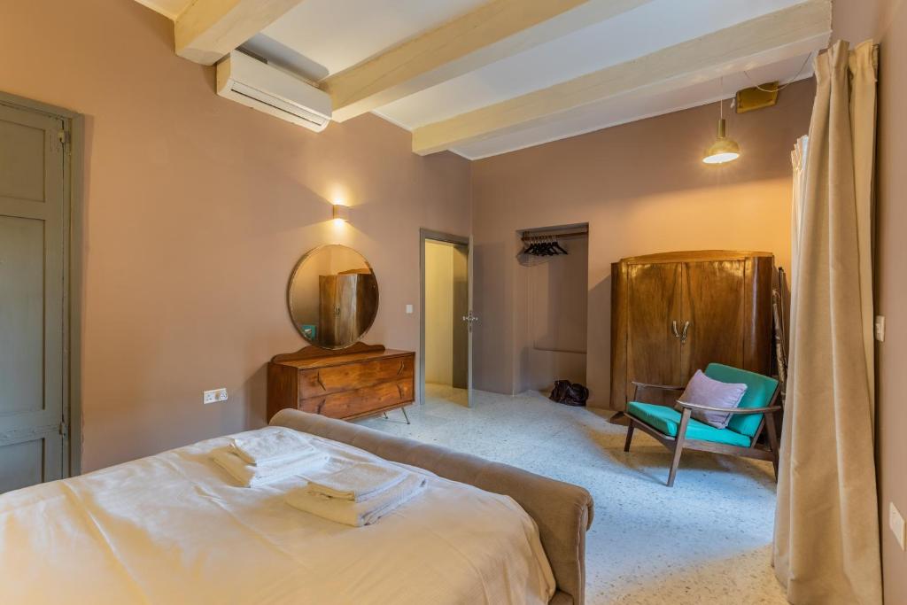 Stylish Retro Suites - 18