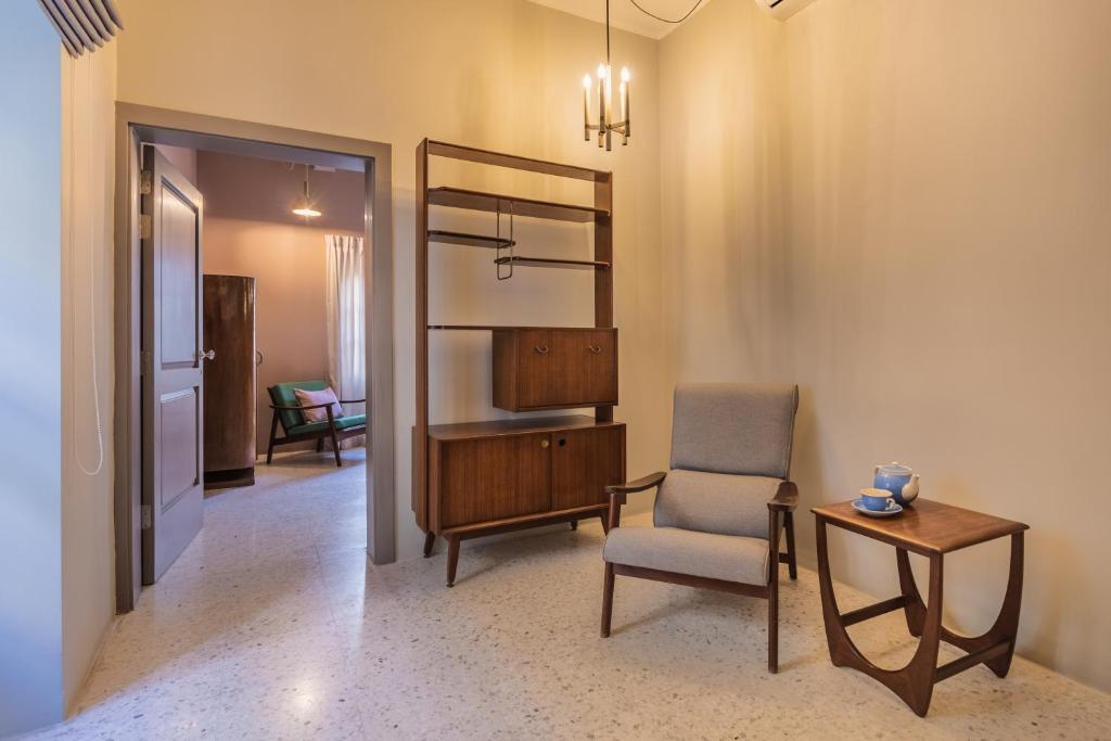 Stylish Retro Suites - 14