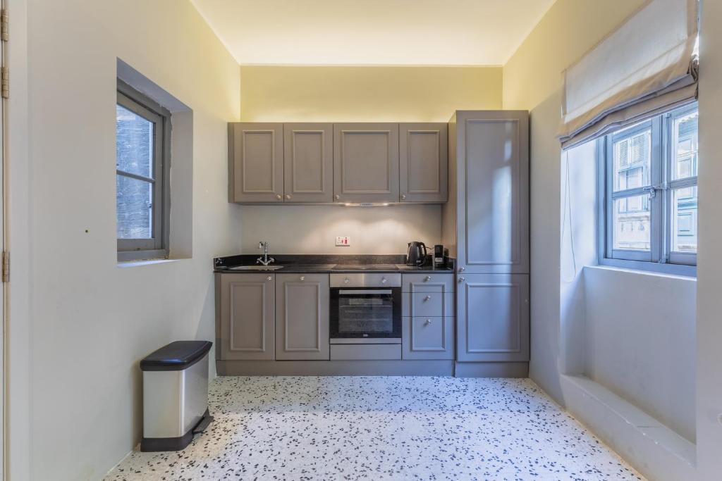 Stylish Retro Suites - 13