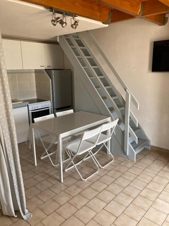 - une cuisine avec une table et un escalier dans l'établissement House T3 for 6 people, à Frontignan