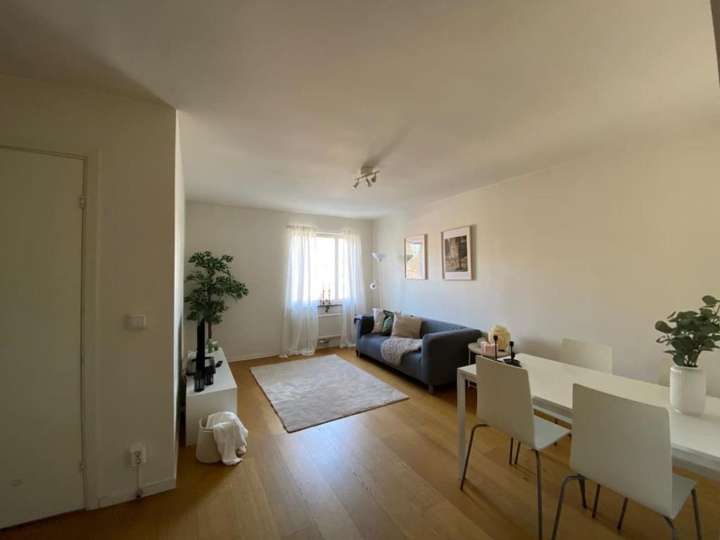 a living room with a couch and a table at Spacious 1 bedroom flat, Lidingo in Kottla