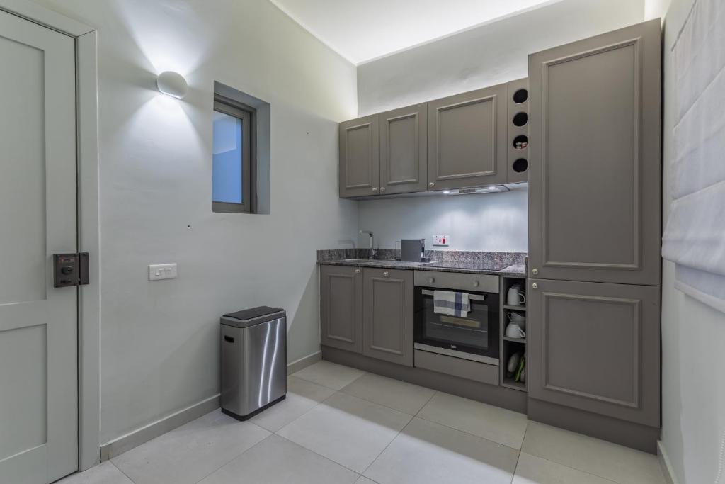 Stylish Retro Suites - 8