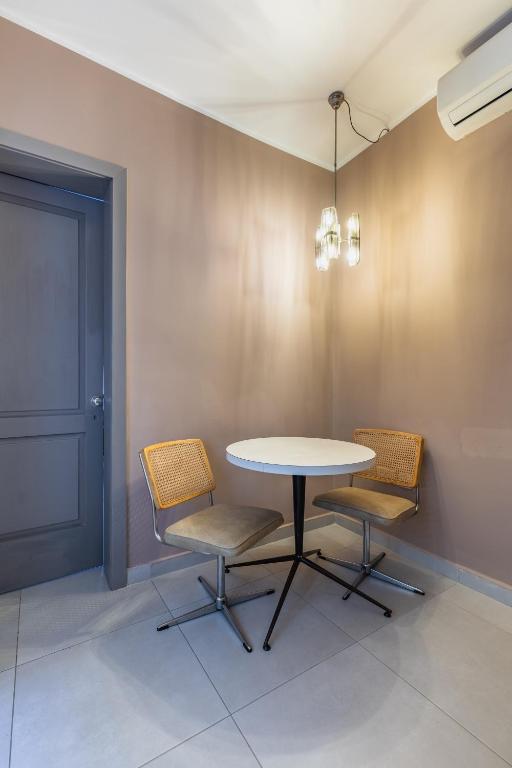 Stylish Retro Suites - 6