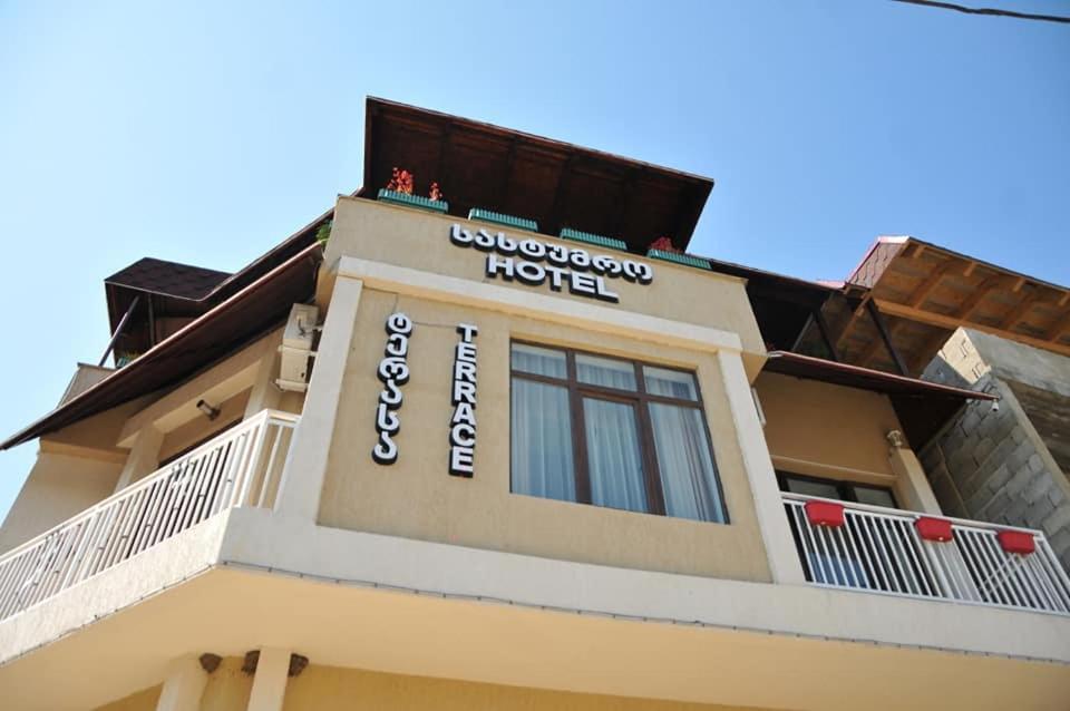 ein Schild an der Seite eines Gebäudes in der Unterkunft Tskaltubo Hotel Terrace in Zqaltubo